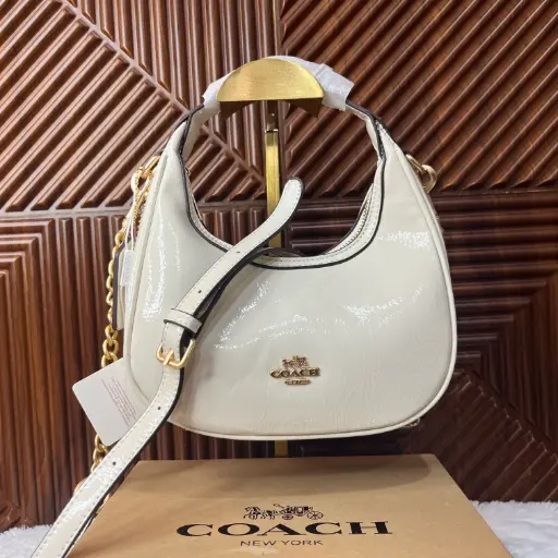 COACH Bolsa Mini Jonie Blanca Charol