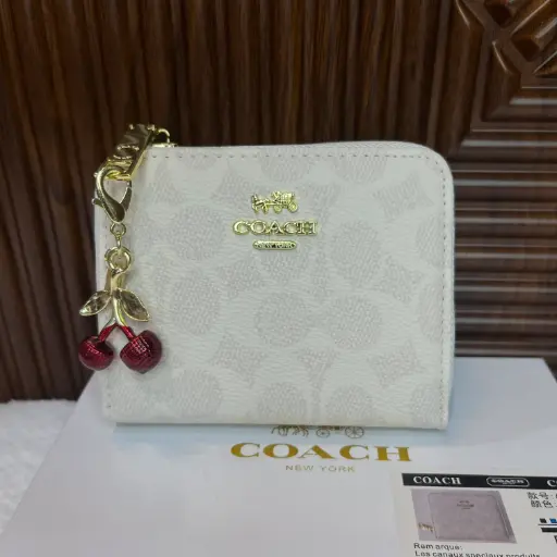 COACH Cartera Mediana Con Charm Blanca Holograma