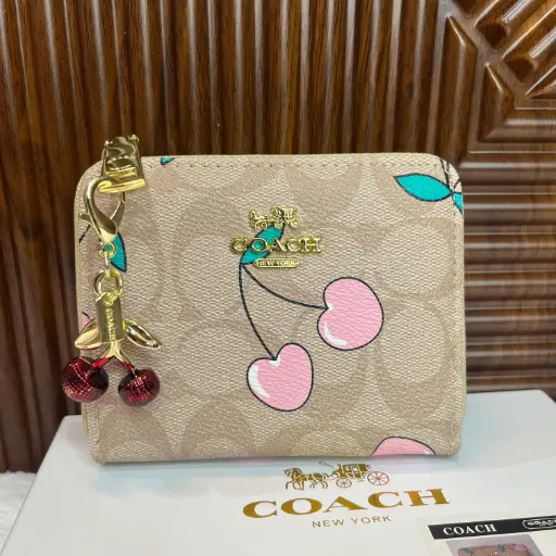 COACH Cartera Cerezas Mediana Con Charm Beige