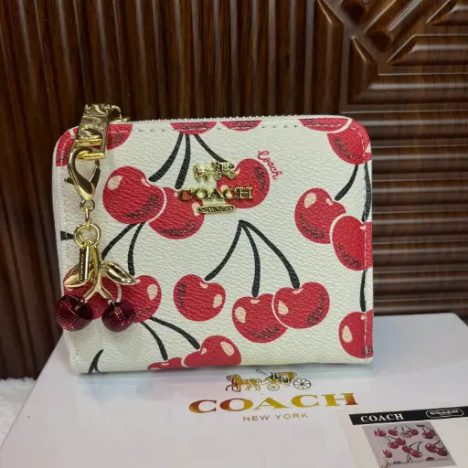 COACH Cartera Cerezas Mediana Con Charm Blanca