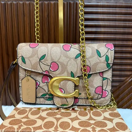 COACH Bolsa Muñequera Tabby  Cerezas Beige