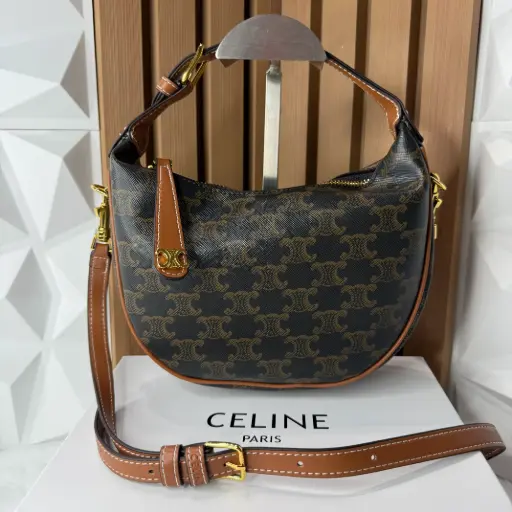 CELINE Bolsa Lulu in Triomphe Café holograma