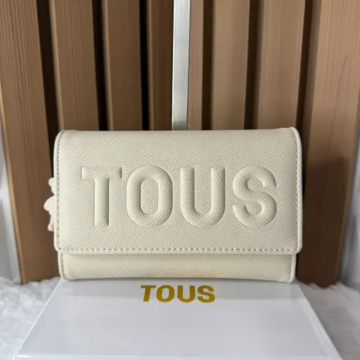 TOUS Cartera Mediana Relieve c/Colgante de Osito Blanca Hueso