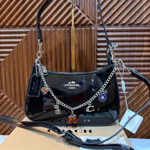 COACH Bolsa Teri Negra Charol c/Charms