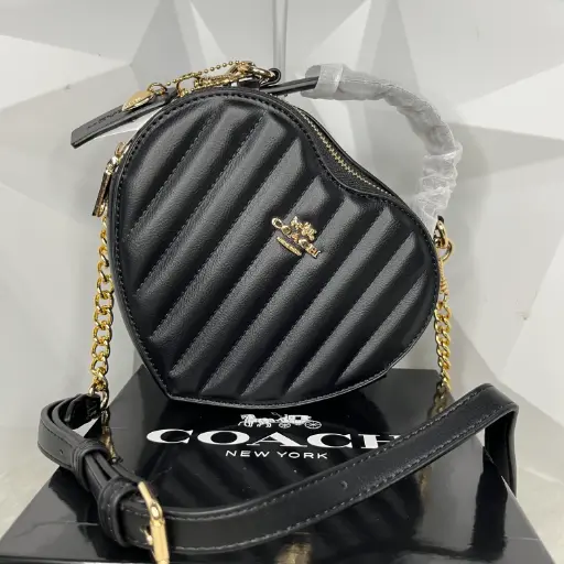 COACH Bolsa Corazón Crossbody Acolchonada Negra